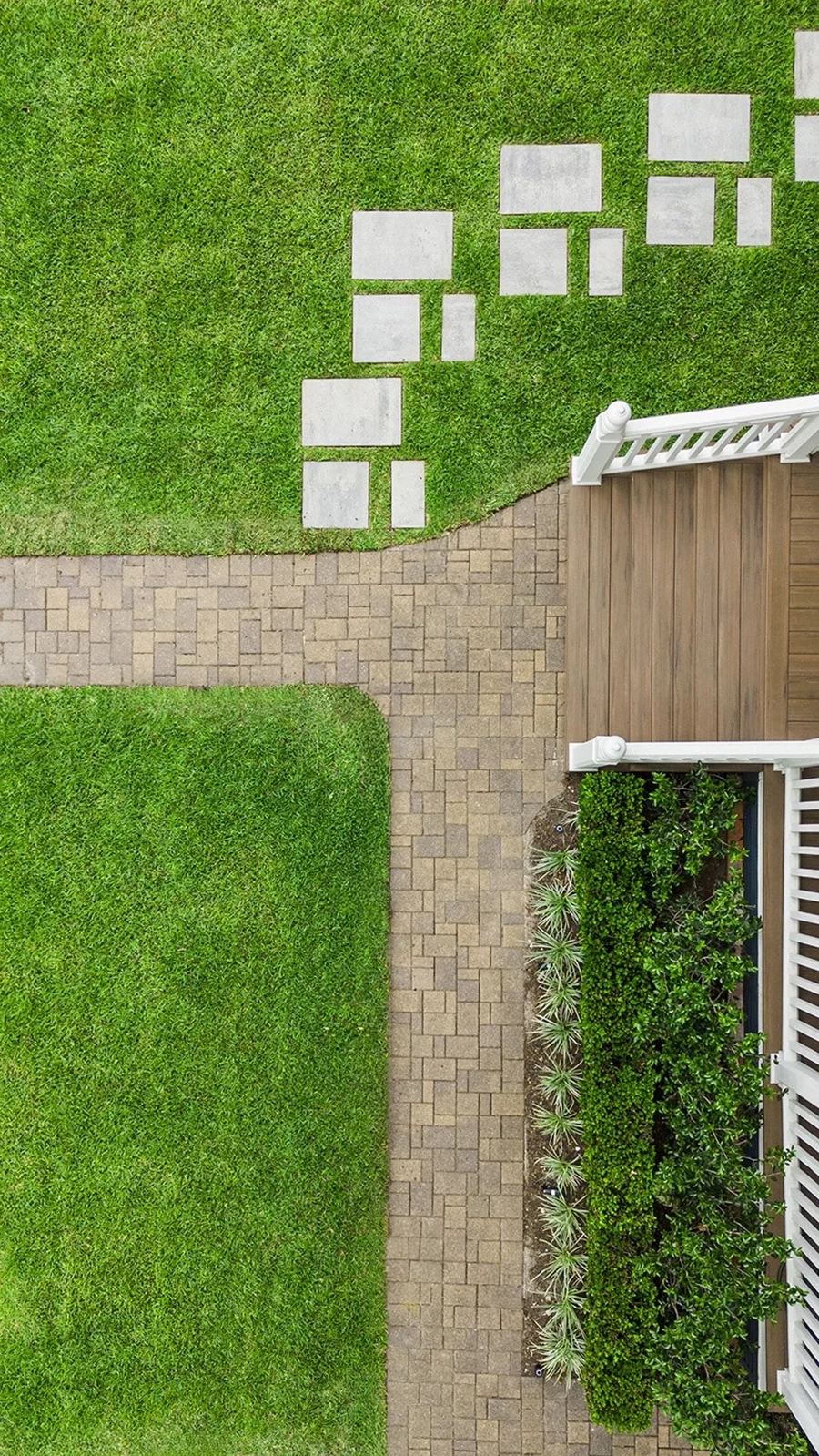 Hogue frontyard installation Houston Heights TX — Craftsman bungalow outdoor living and planting